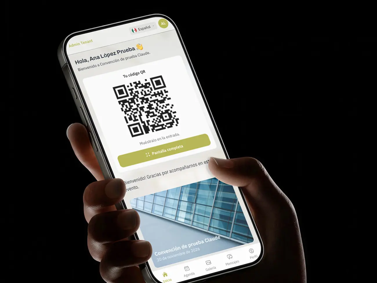 Celular de una invitada con su código QR, con el logo y los colores del organizador